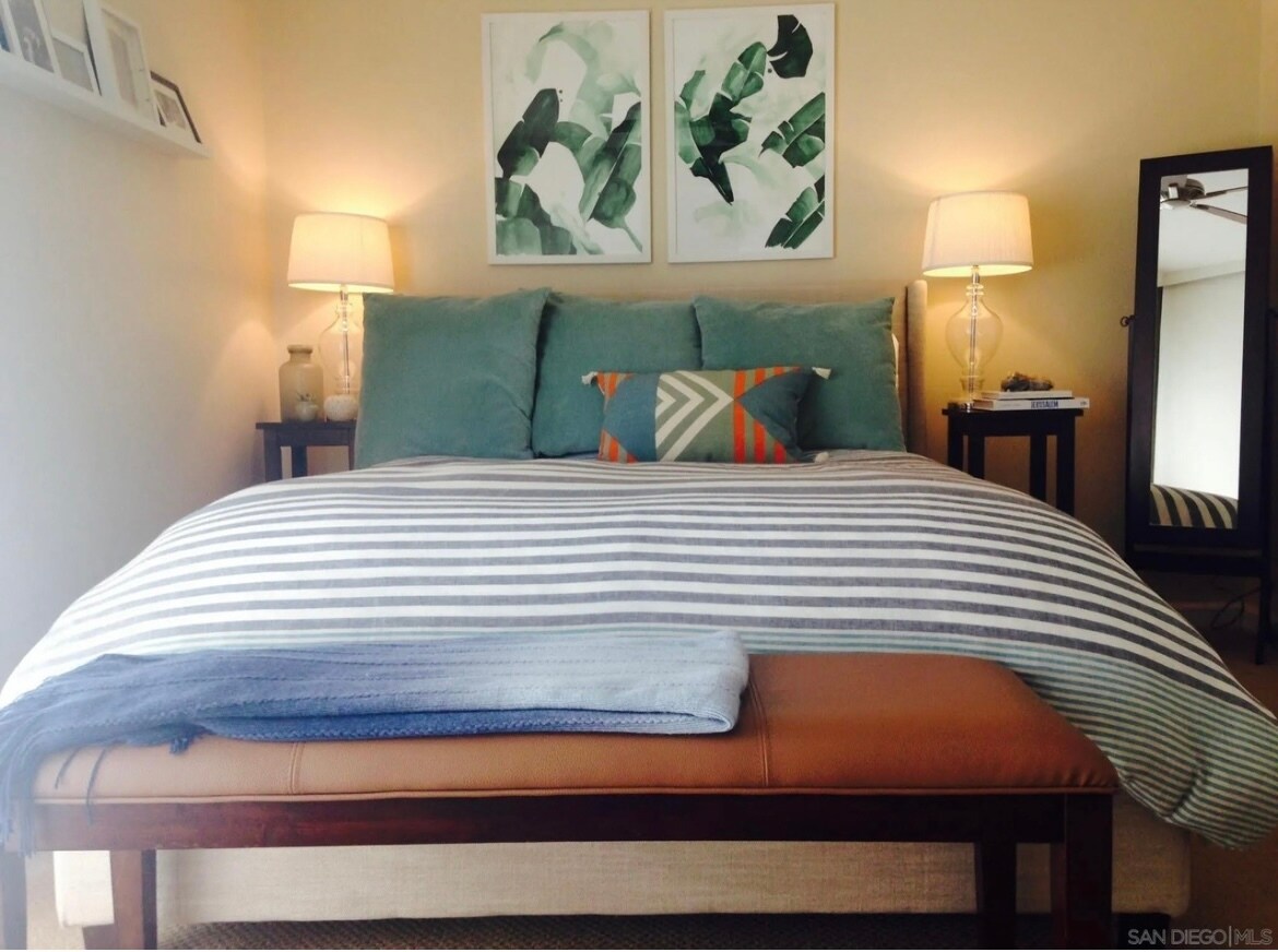 Master bedroom large enough for king bed - 357 Winsome Pl