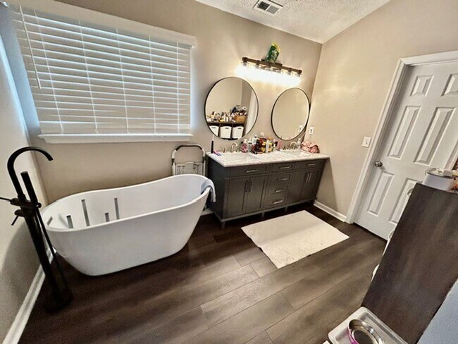 Building Photo - CHARMING HOME IN HIGHLY SOUGHT AFTER NEIGHBORHOOD.