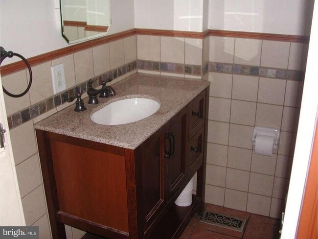 Building Photo - 358 Krams Ave