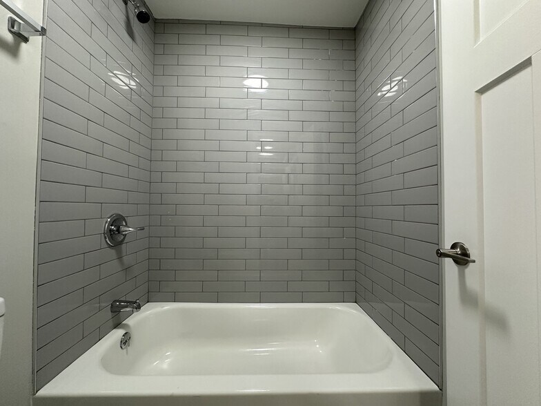 Building Photo - 1225 N LaSalle St