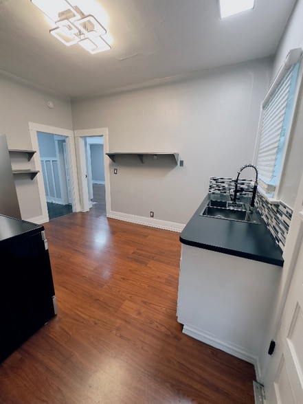 Building Photo - 506 E 17th St