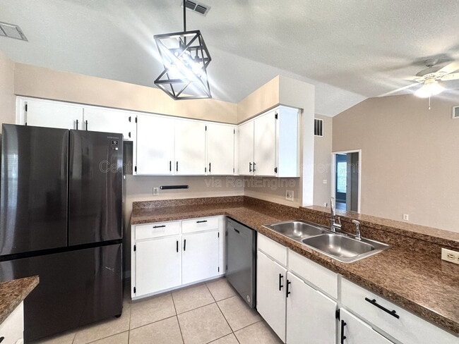 Building Photo - 5130 Sun Palm Dr