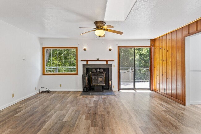 Building Photo - 475 Riverview Dr