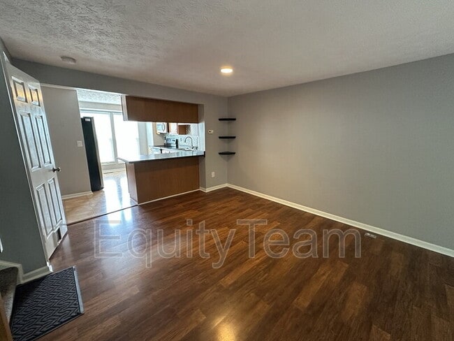 Building Photo - 753 Woodlyn Dr S