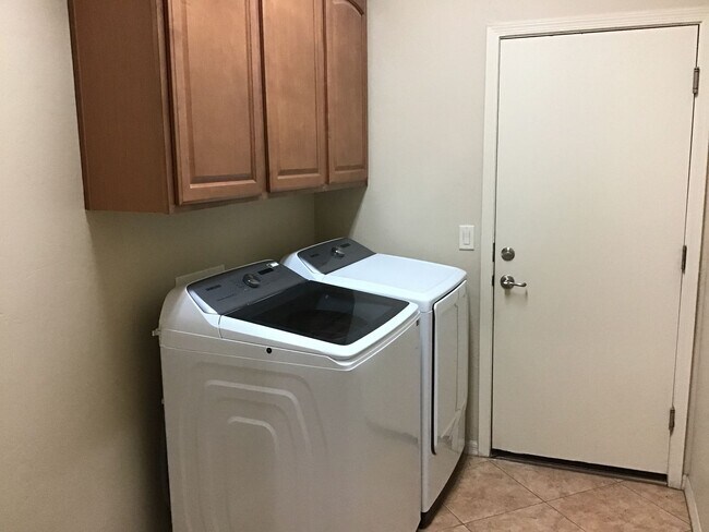 Building Photo - 5 Bdrm, 3 Full bath, clean nice home in Oro Valley-La Canada & Naranja