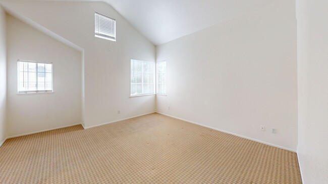 Building Photo - 4 Bedroom 2 1/2 bath two story townhome fo...