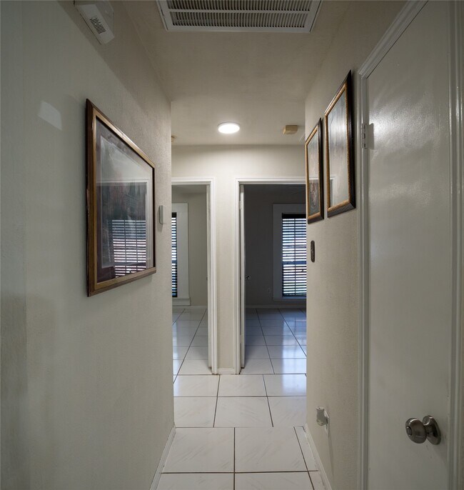 Building Photo - 3343 Bandell Dr