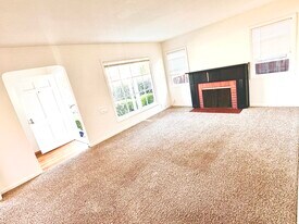 Building Photo - 82 E Rosemary Ln