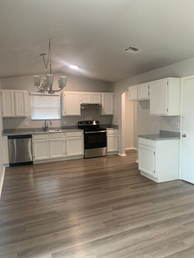 Building Photo - Renovated 3 Bedroom/ 1.5 Bath in Great Neighborhood