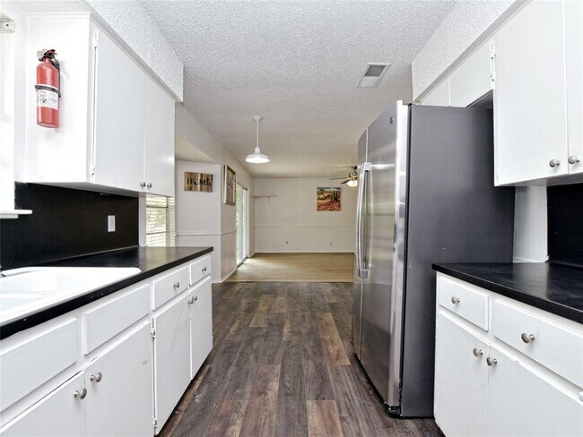 Building Photo - 9701 Hansford Dr