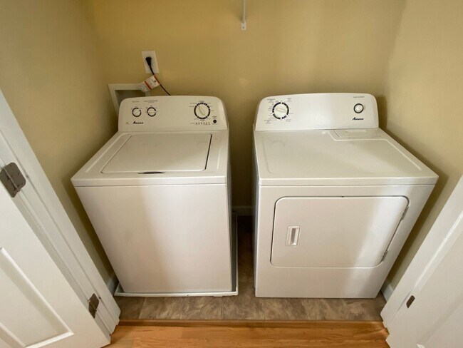 Building Photo - 3925 Lexington Dr