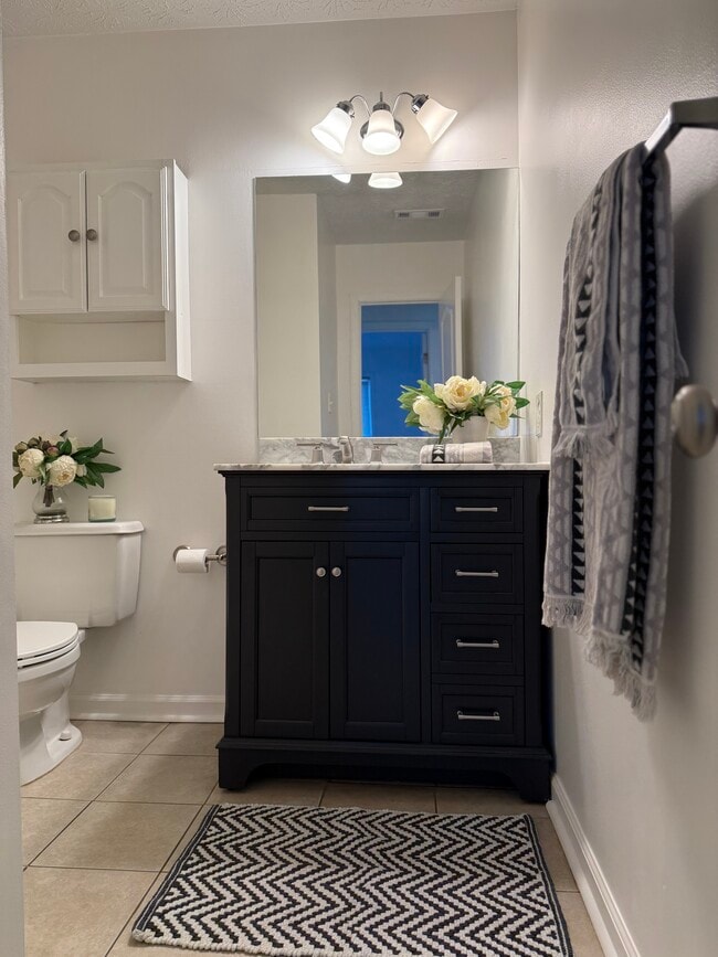 Building Photo - 717 Redwood Park