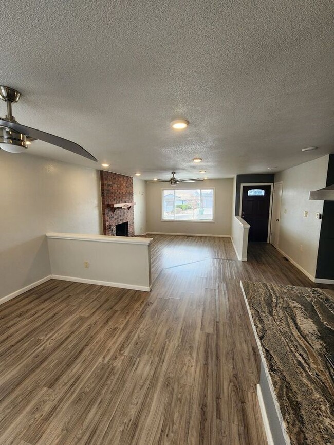 Building Photo - Welcome to this modern 3 bedroom, 2 bathro...