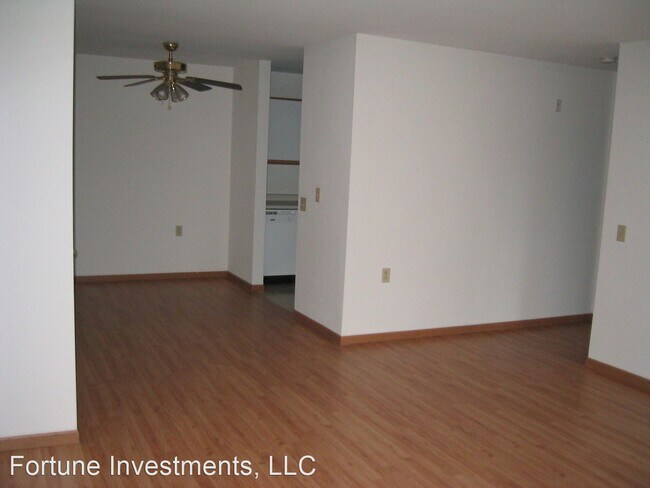 Building Photo - 2 br, 1 bath Apartment - 6522-28 Lake Rd 6...
