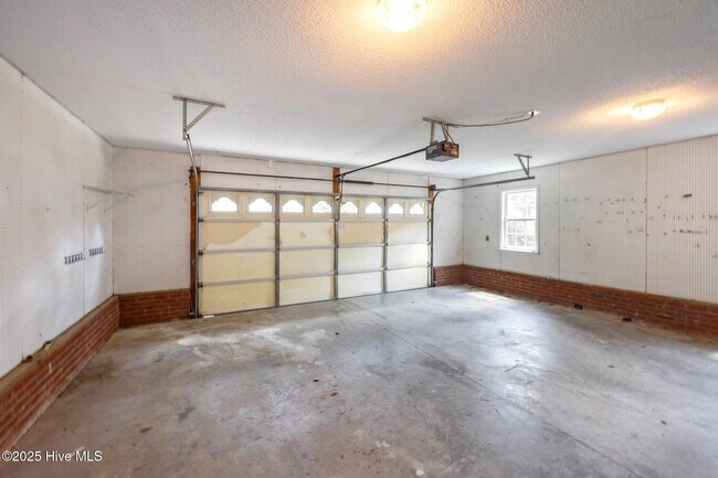 Building Photo - 2039 Royal Pines Dr