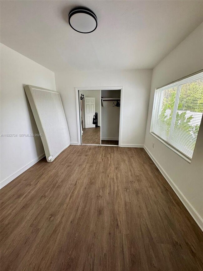 Building Photo - 1215 NE 109th St