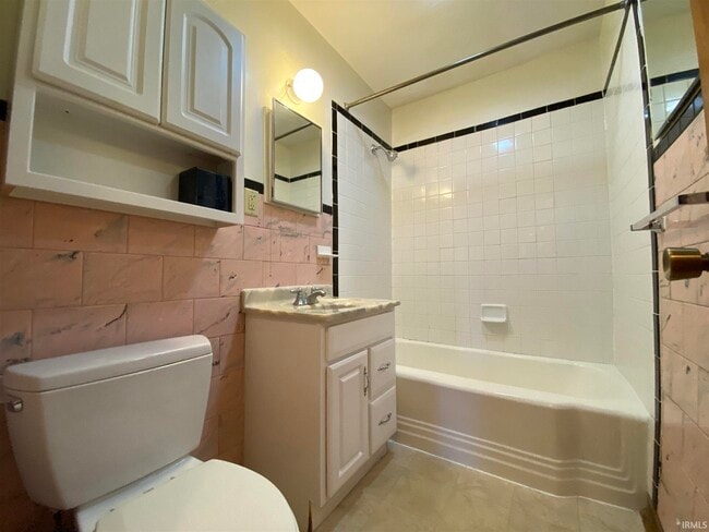 Building Photo - 2415 E 4th St