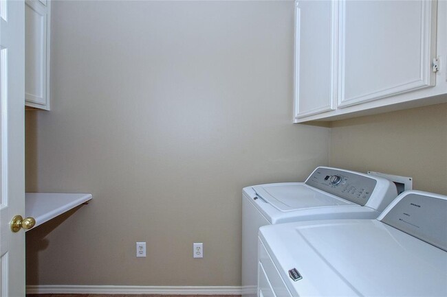 Building Photo - 7718 Trophy Pl Dr