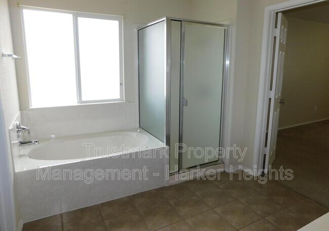 Building Photo - 6202 Suellen Ln