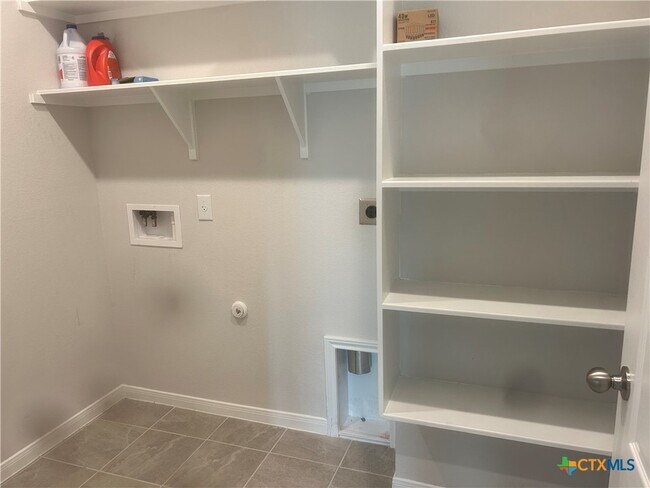 Building Photo - 631 Friar Tuck Dr