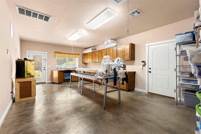 Building Photo - 421 Sweetbough St