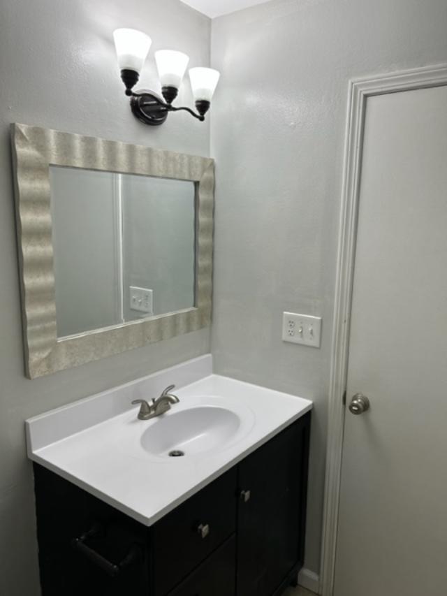 Building Photo - 619 Red Oak Ln