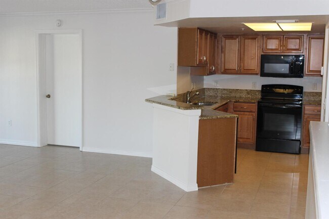 Building Photo - 1700 Crestwood Ct S