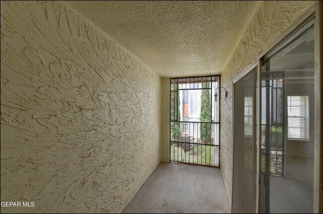 Building Photo - 6201 ESCONDIDO Dr