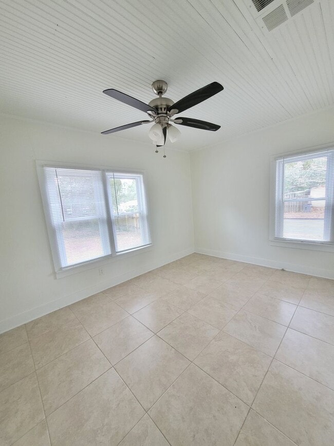 Building Photo - 369 Lincoln Ave