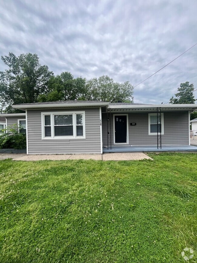 Building Photo - Gorgeous Fully Renovated 3/1!
