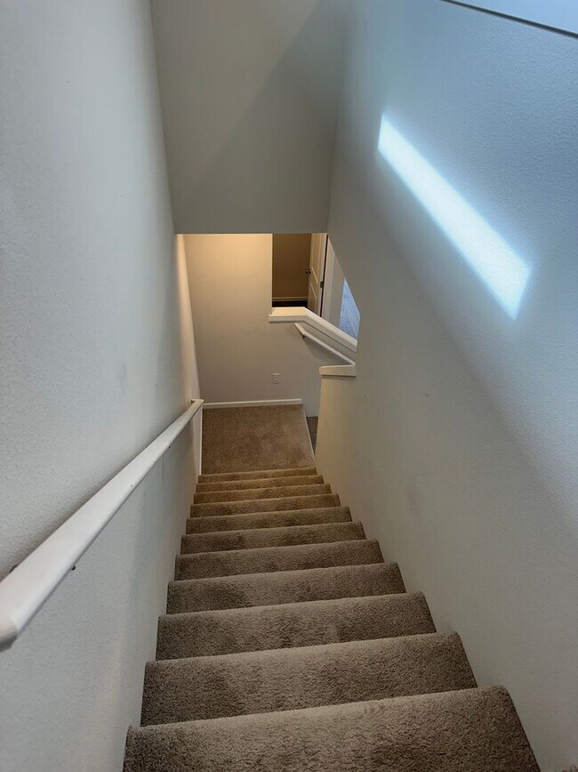 Building Photo - Newer 4 bedroom 2.5 bathroom house!