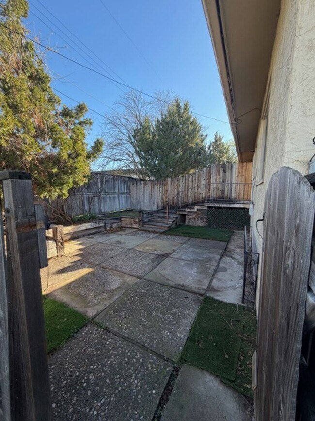 Building Photo - Clean and Comfortable 3 Bedroom, 2 Bathroom Townhouse