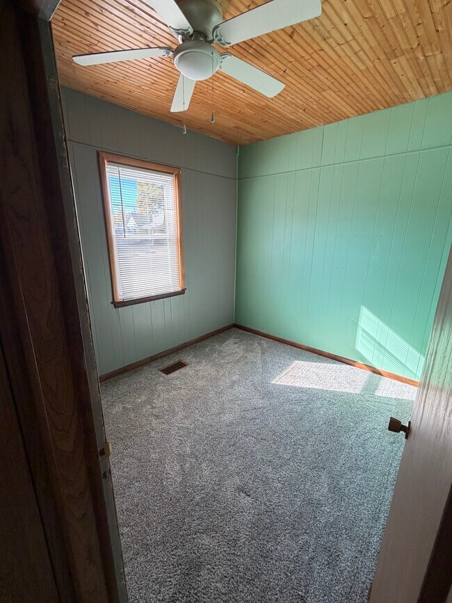 bedroom 2 - 2400 Dewitt Ave