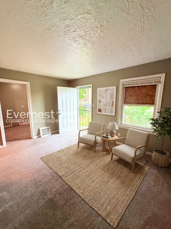 Building Photo - Charming Home with Detached Garage and Basement! | Pet Friendly