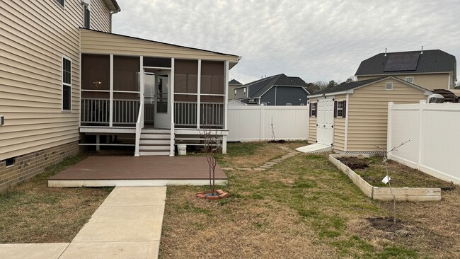 Building Photo - Spacious Three Story Transitional Home in ...