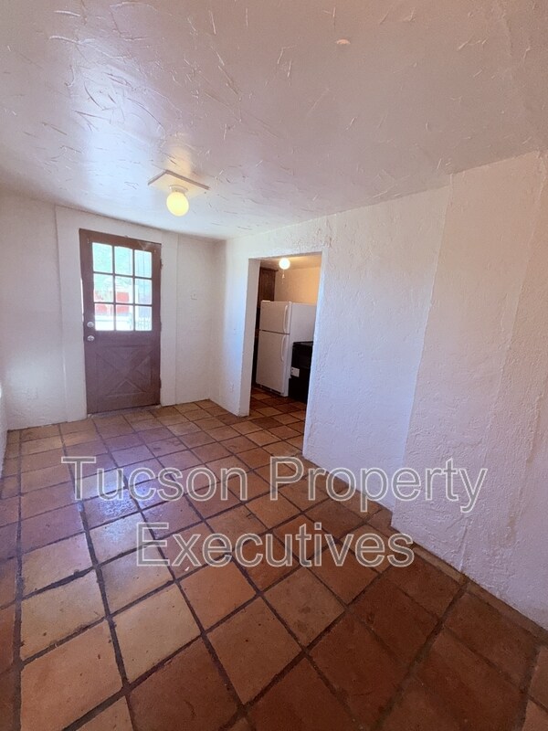 Building Photo - 132 E Jacinto St