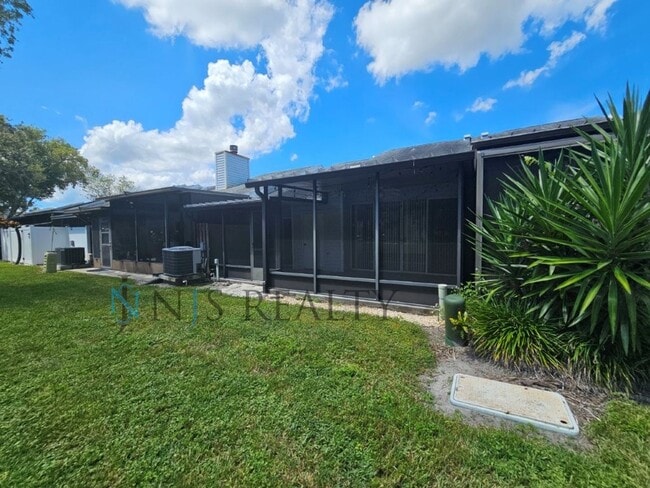 Building Photo - 2/2 Townhome with HUGE Living Room, Commun...
