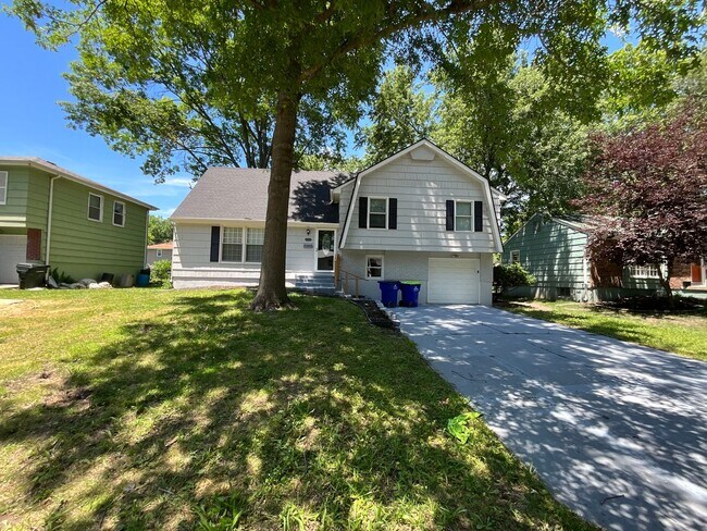 Primary Photo - 4 bedrooms 2 bedroom fenced in yard