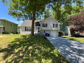 Building Photo - 4 bedrooms 2 bedroom fenced in yard