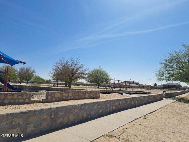 Building Photo - 623 NE Davis St