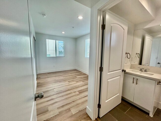 Building Photo - NewB La T 8418