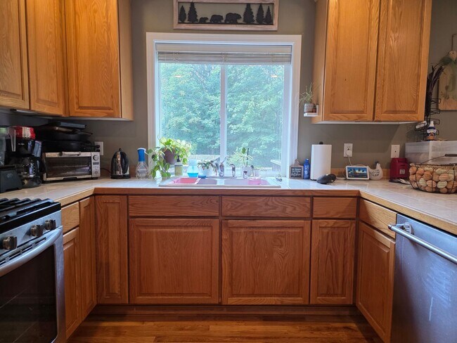 Building Photo - 3 Bedroom Craftsman Style Home in Convenie...