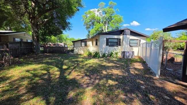 Building Photo - 2 bed 1 bath just remodeled