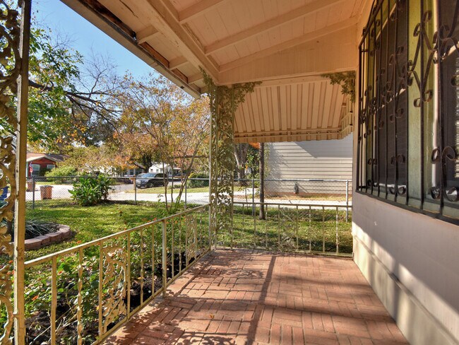 Building Photo - Charming 2 bed/1 bath home in the East side