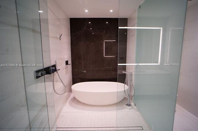 Building Photo - 300 Biscayne Blvd Way