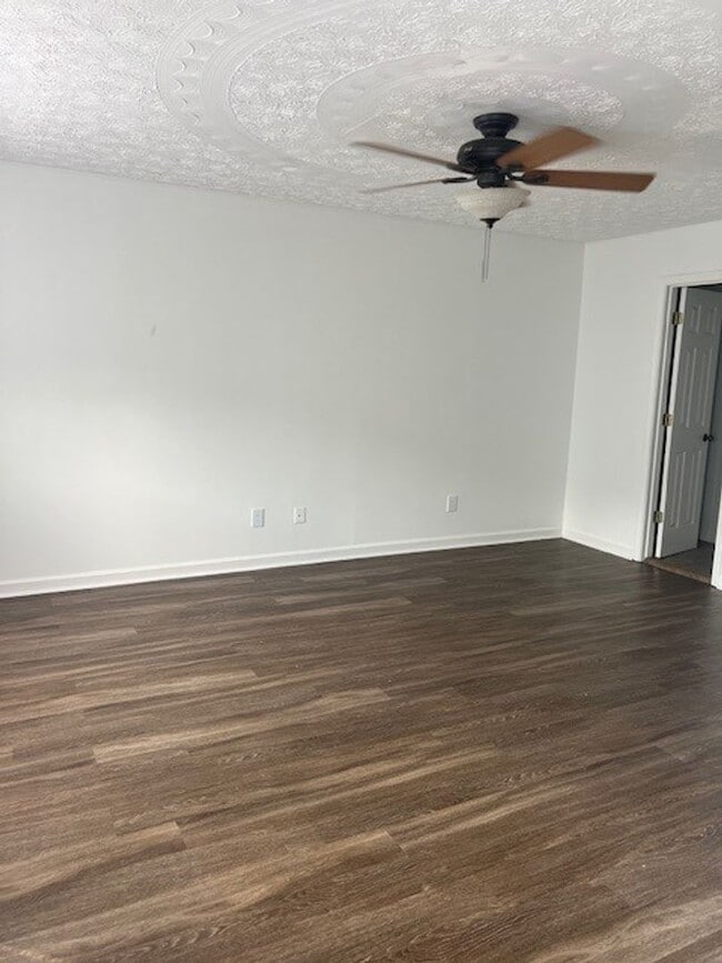 Building Photo - Spacious 2-Bedroom Townhouse with Garage