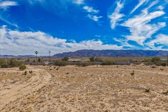Building Photo - 2 Bedroom Home on 1.8 Acre Lot