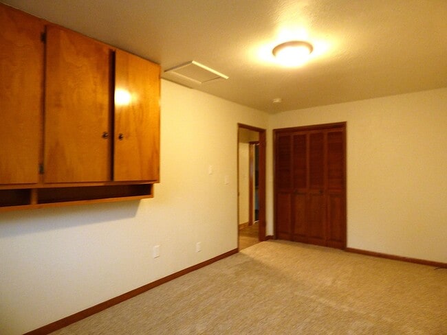 Building Photo - 3 bed 2 bath home in South Salem