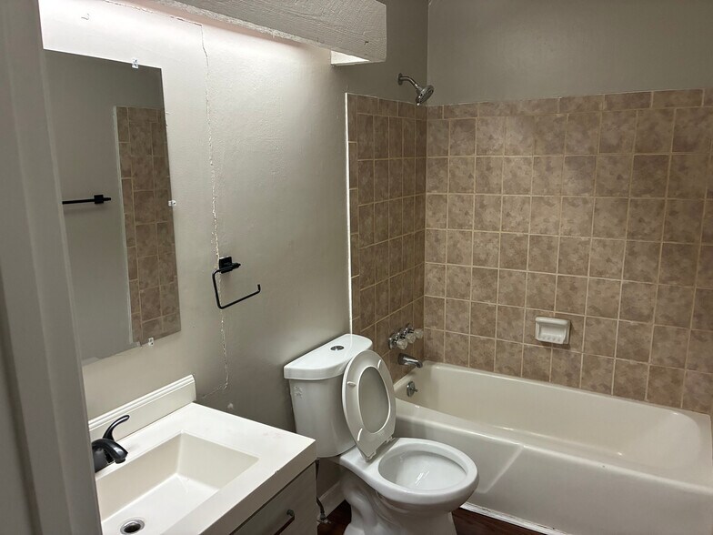 Building Photo - Room in Townhome on Terrace Trail