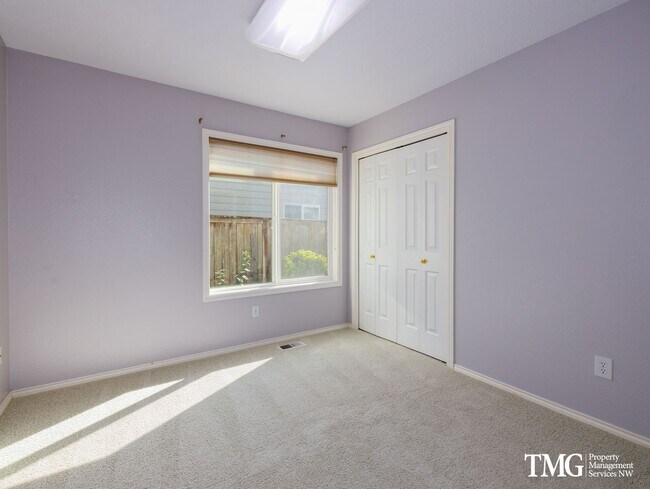 Building Photo - Charming Home Backing to Greenbelt, Near Lacamas Lake and Local Amenities